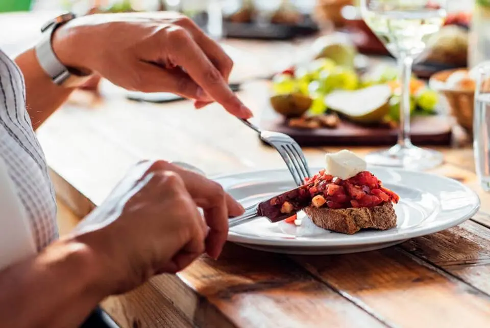 7-Etique_a_mesa_boas_maneiras_comida_jantar