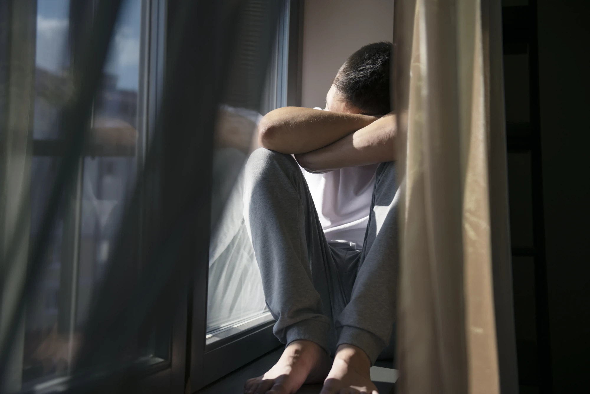 retrato-criativo-do-homem-com-cortinas-e-sombras-da-janela