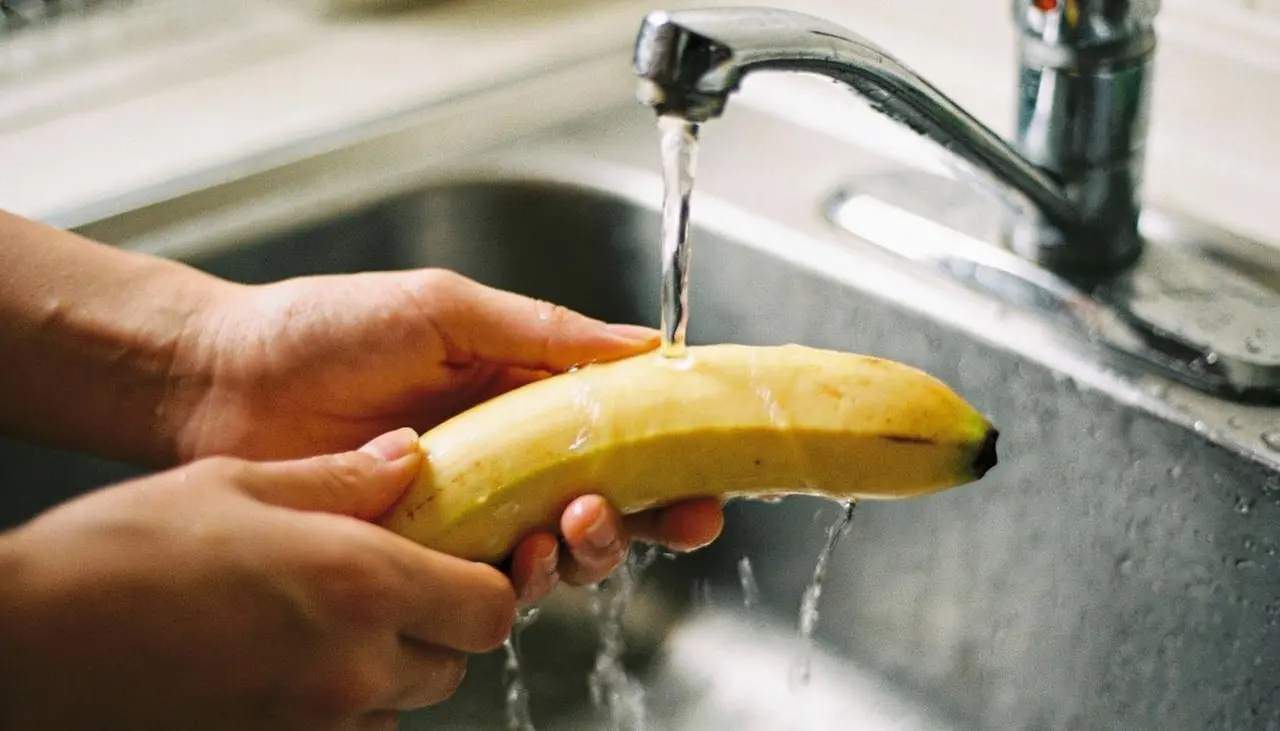 freepik-35mm-film-photography-banana-sendo-lavada-em-gua-c-31460