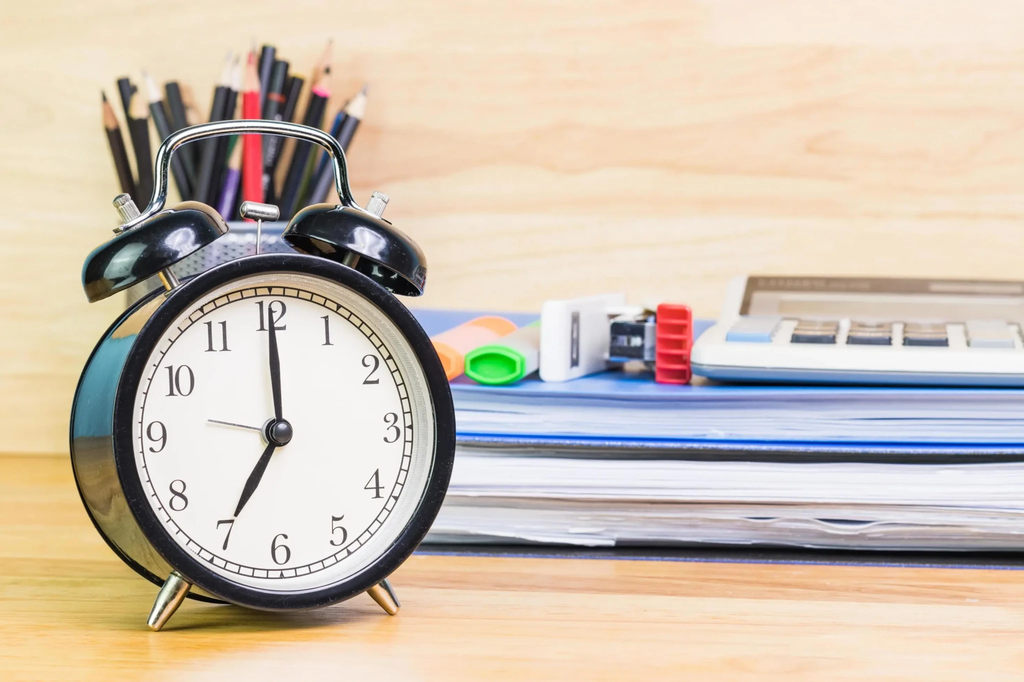 7455649-07-00-relogio-na-mesa-de-trabalho-no-escritorio-hora-do-homem-de-trabalho-conceitos-relogio-seletivo-gratis-foto