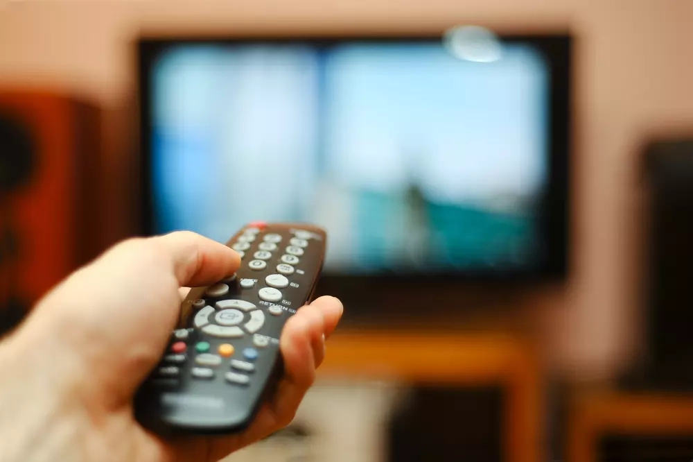 qual-a-a-altura-ideal-para-colocar-a-televisao-na-sala-de-assistir-tv