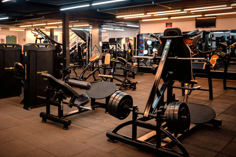 Academia com aparelhos de musculação e equipamentos para exercícios físicos.