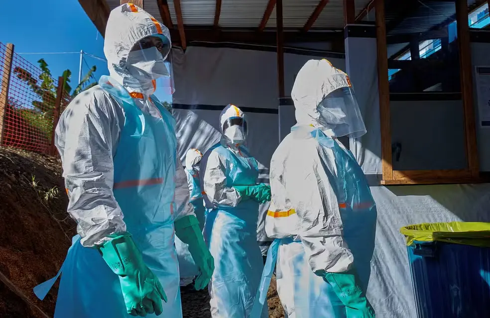 Profissionais de saúde usam equipamentos de proteção durante atendimento relacionado ao surto de Ebola.