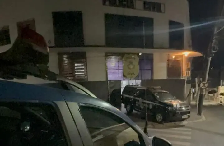 Viatura policial durante atendimento de ocorrência à noite em Anápolis.