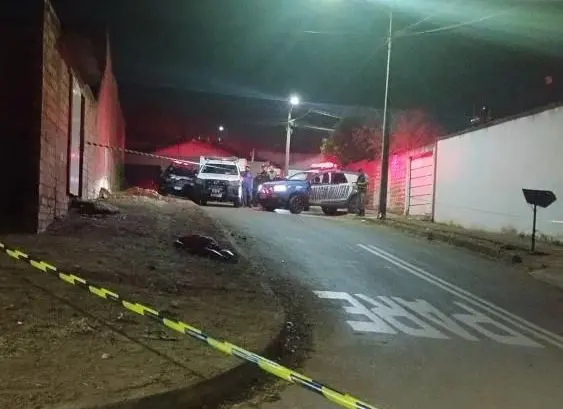 Rua isolada pela polícia durante investigação de homicídio no Residencial do Trabalhador, em Anápolis.