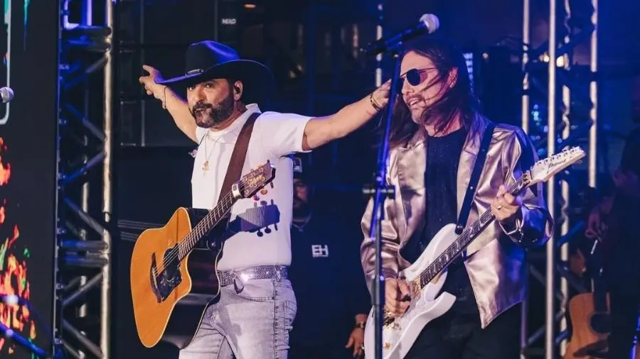 Edson & Hudson durante apresentação da turnê de 30 anos