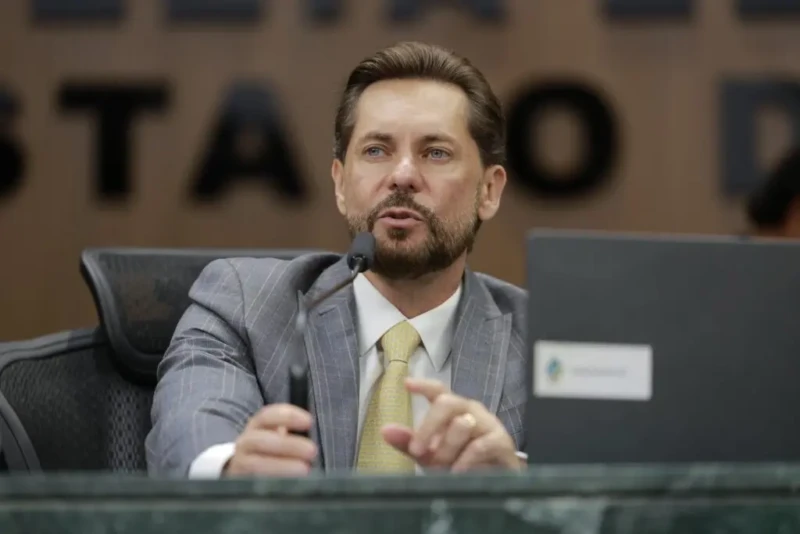 Bruno Peixoto durante sessão da Assembleia Legislativa de Goiás (Alego). Foto: Reprodução.