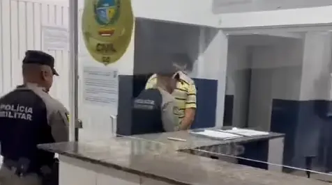 Homem preso em Anápolis é conduzido por policiais militares após investigação de abuso infantil.