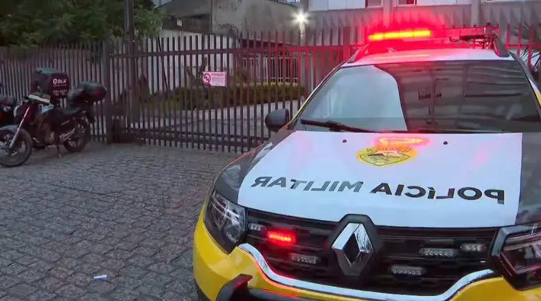 Viatura da Polícia Militar durante atendimento de ocorrência