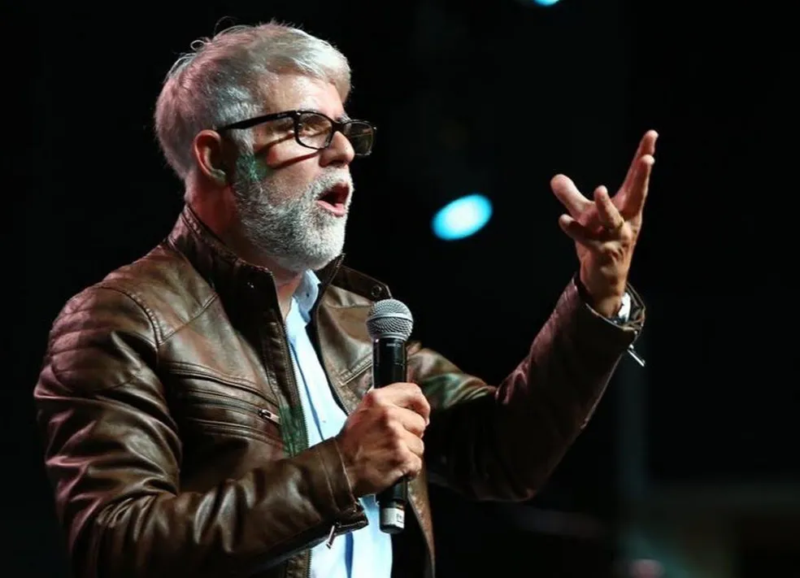Pastor Cláudio Duarte durante palestra