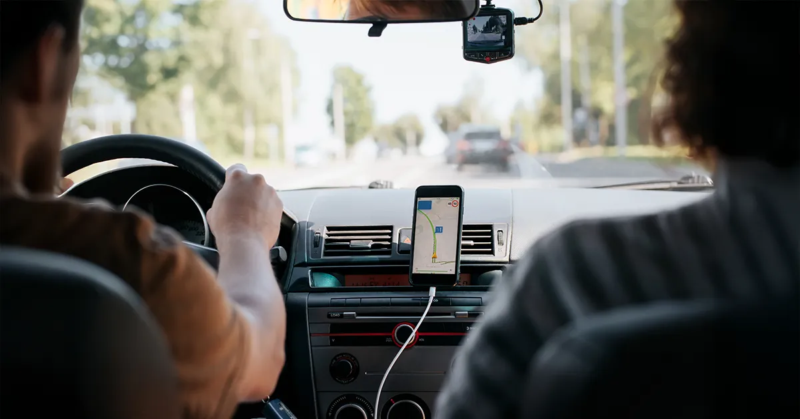 Motorista de aplicativo durante corrida com celular usado para navegação