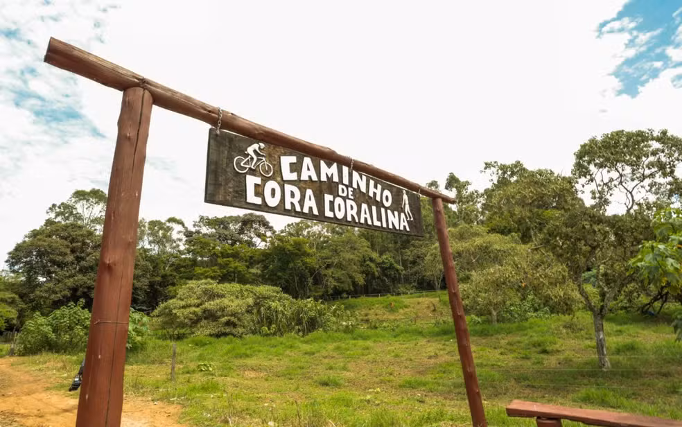 Portal de entrada do Caminho de Cora Coralina, trilha turística de longo curso em Goiás reconhecida pelo Ministério do Turismo.