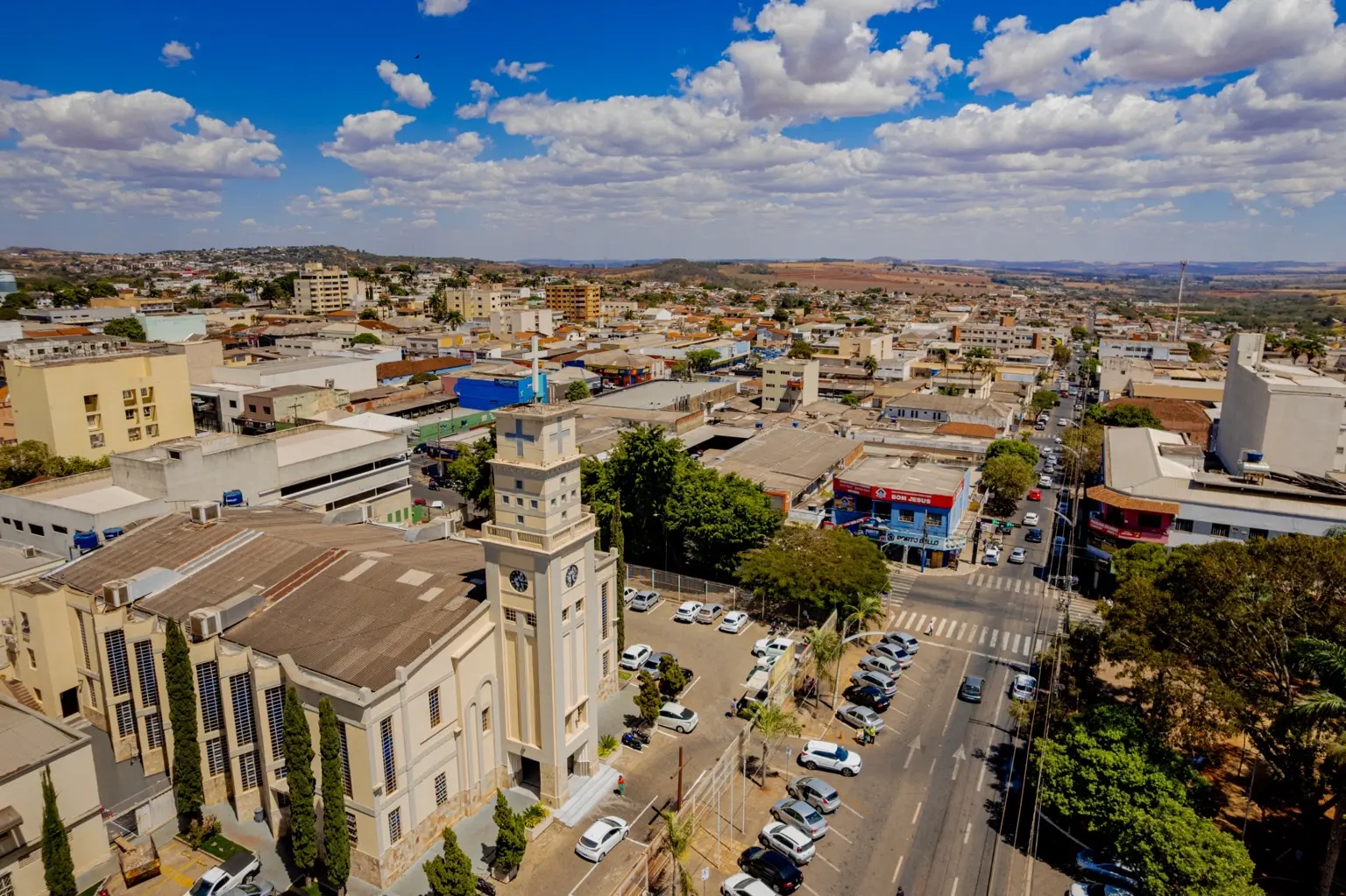 Vista aérea da Catedral Bom Jesus e da região central de Anápolis, onde haverá alteração no trânsito durante festa religiosa.