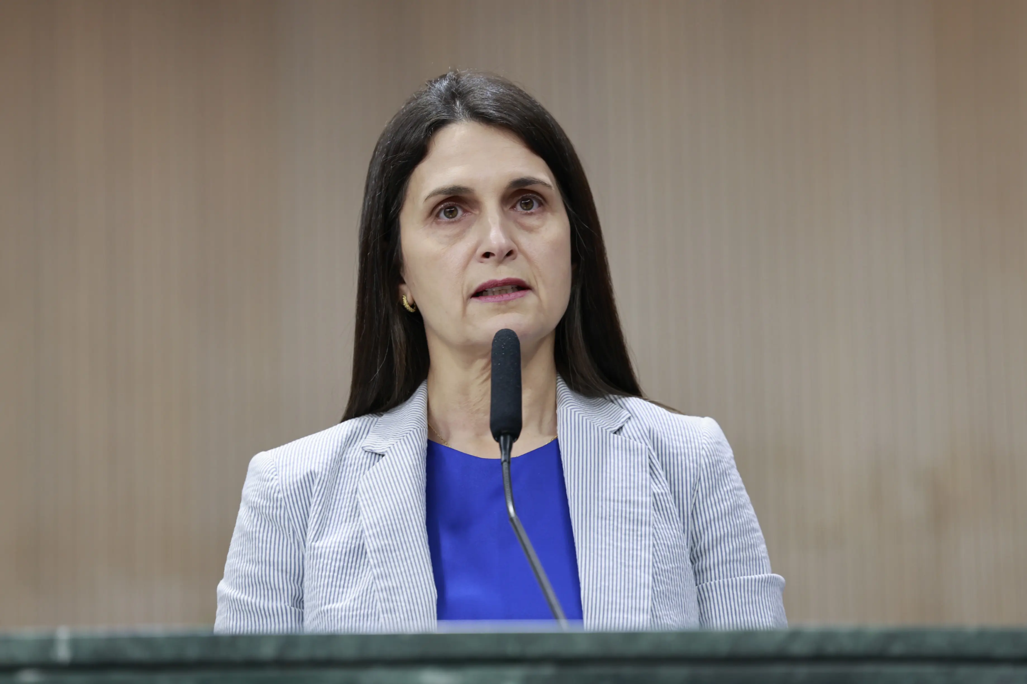 Deputada estadual Vivian Naves durante pronunciamento na Assembleia Legislativa de Goiás.