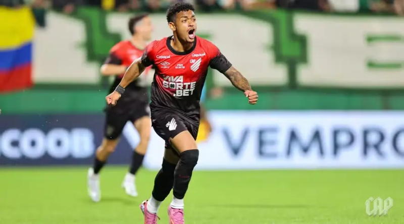 Léo Derik durante partida pelo Athletico-PR.