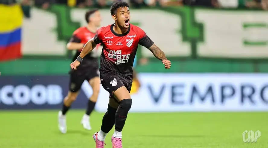 Léo Derik durante partida pelo Athletico-PR.