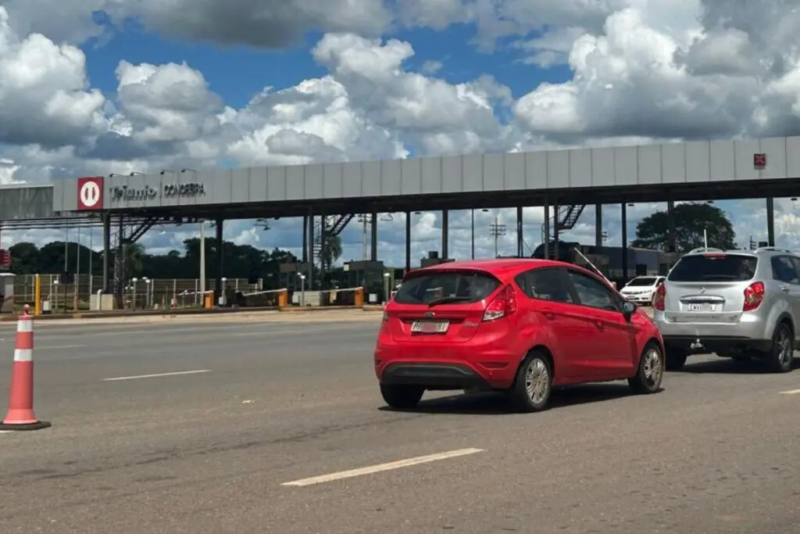 Veículos passam por praça de pedágio em rodovia que liga Anápolis a Goiânia.