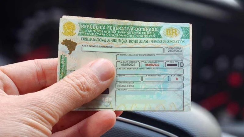 Motorista renova a CNH e solicita a segunda via do RG pelo WhatsApp em Goiás