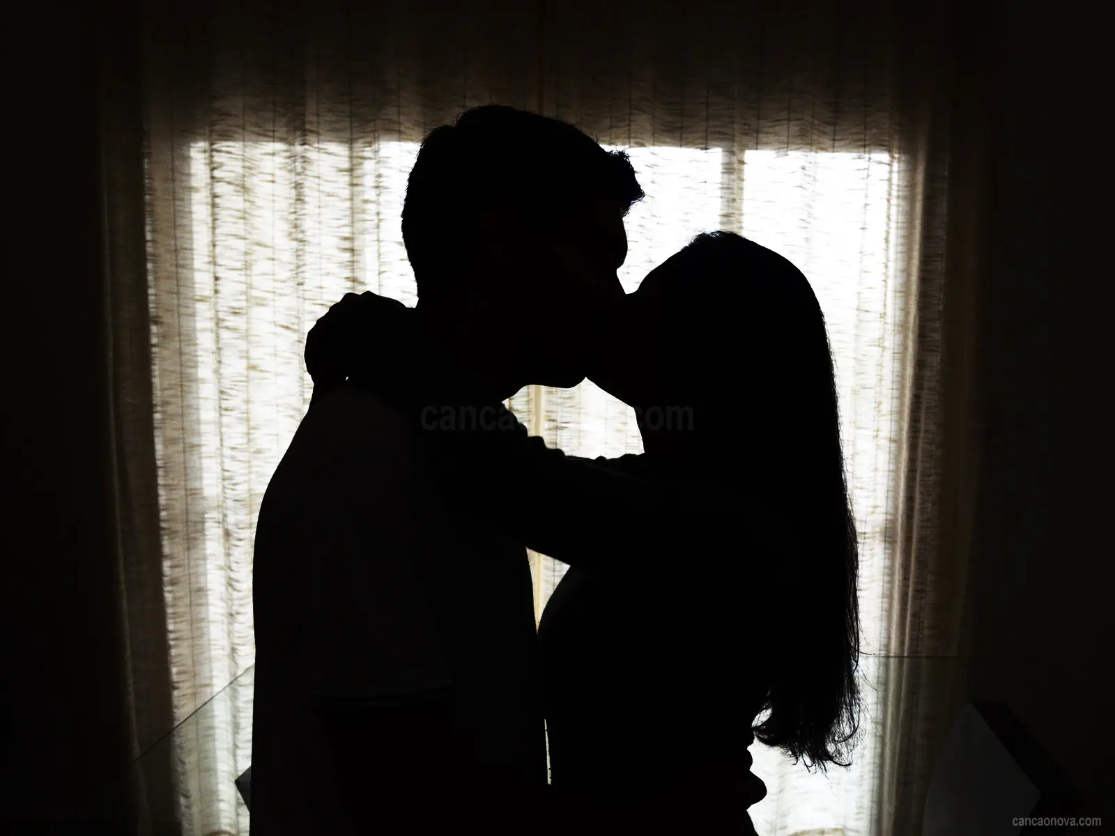 Casal se beijando em imagem sobre fatores que podem aumentar o desejo sexual