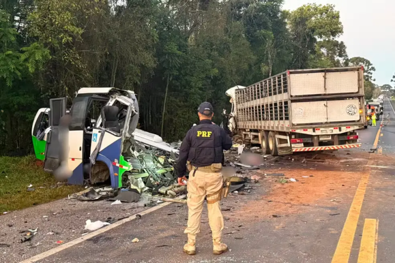 Micro-ônibus e carreta destruídos após grave acidente na BR-373, em Ipiranga, no Paraná.