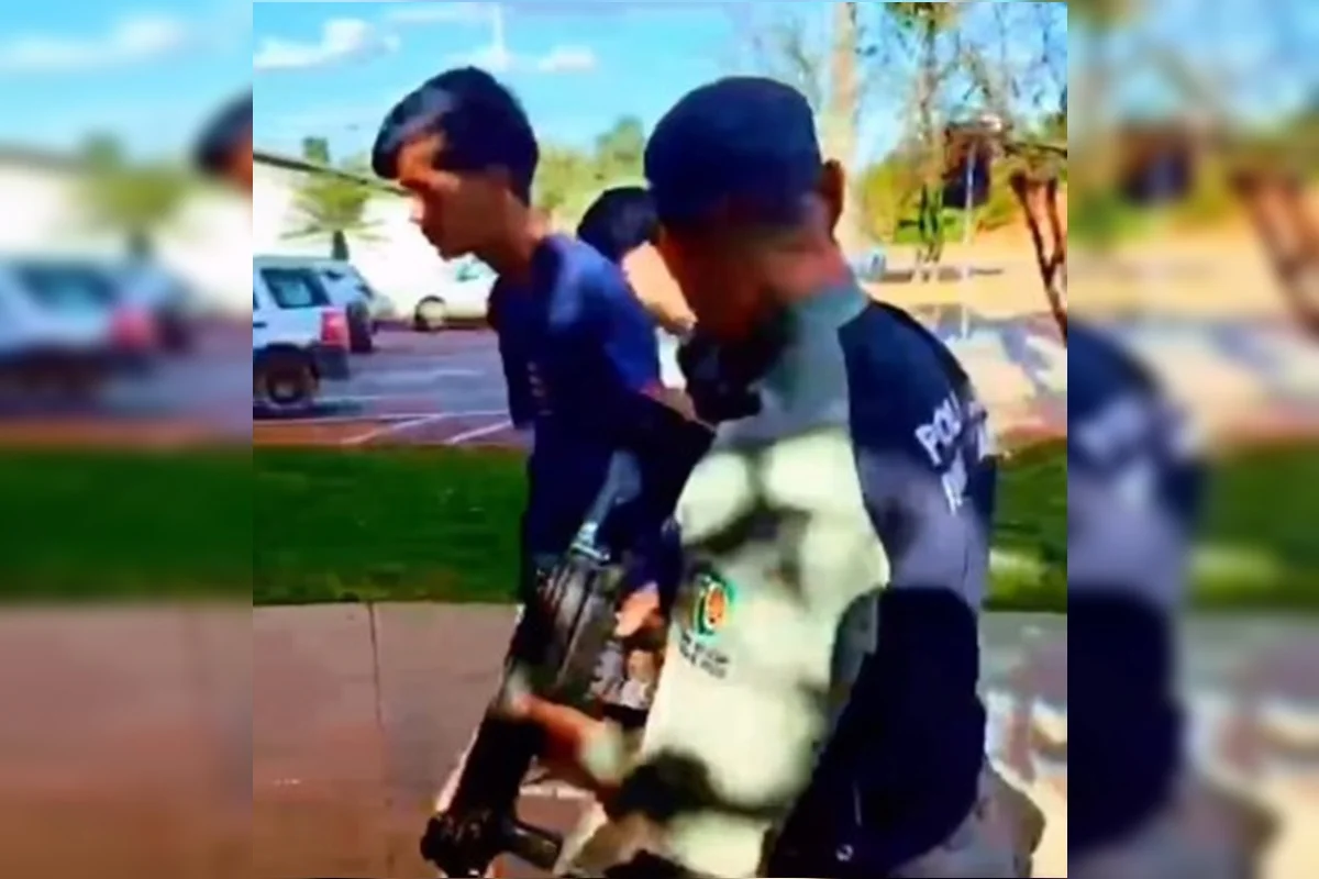 Homem é conduzido por policial após confessar homicídio em Formosa, Goiás.