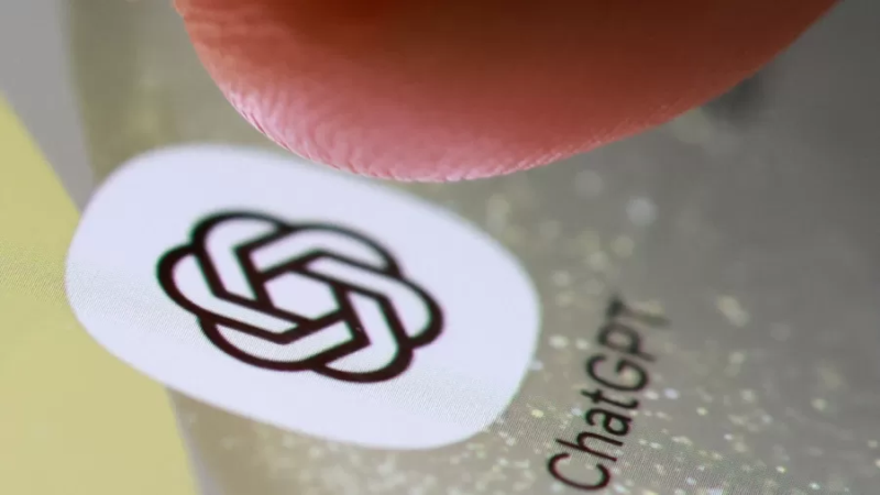 Logotipo do ChatGPT exibido na tela de um smartphone