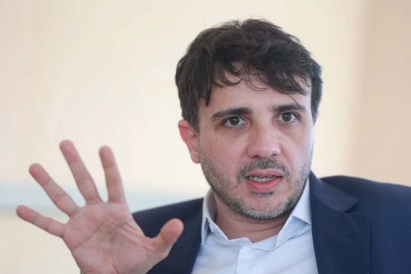 Renan Santos defende debate sobre armas nucleares no Brasil