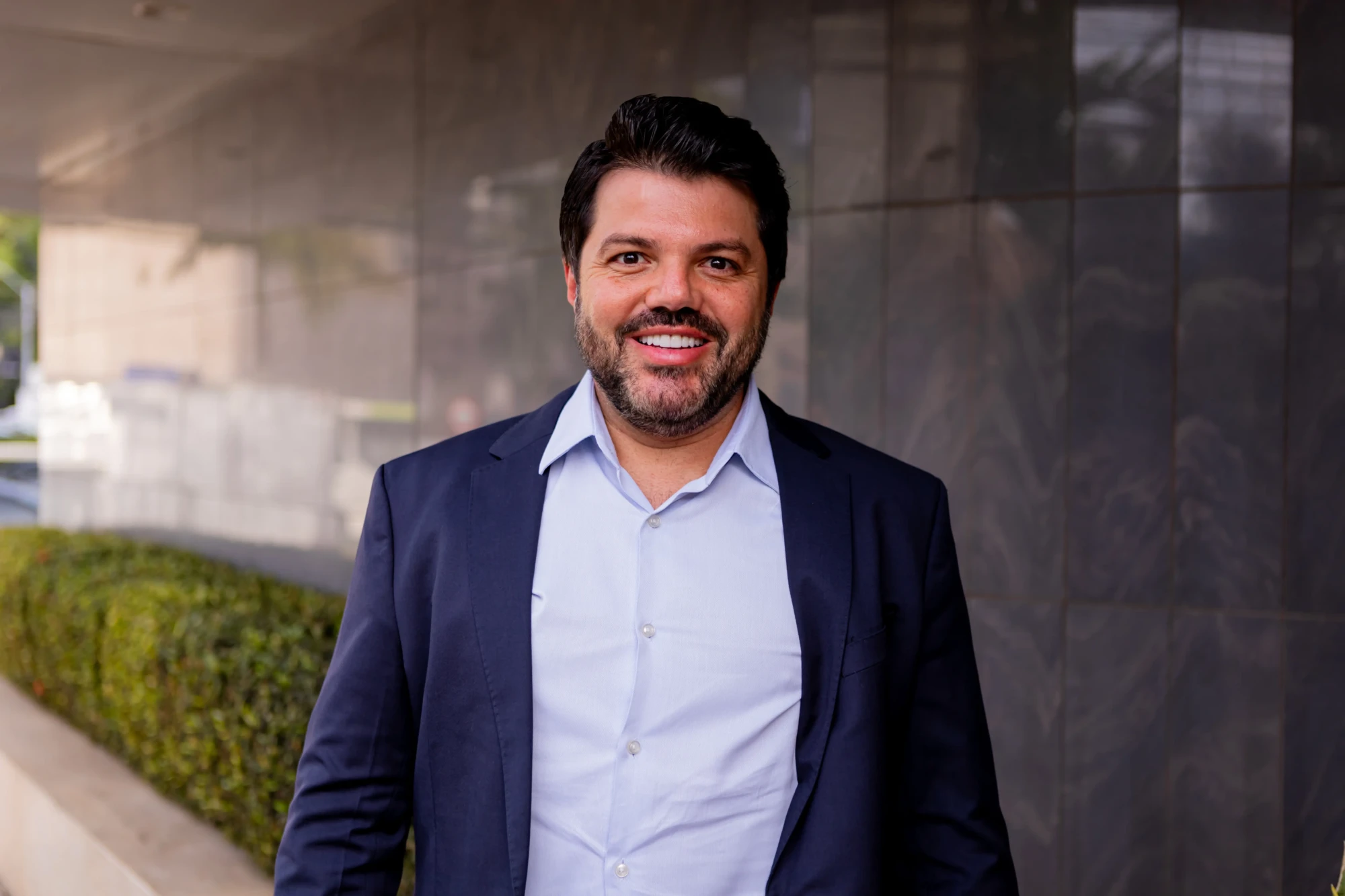 Prefeito de Anápolis, sorrindo e usando camisa azul.