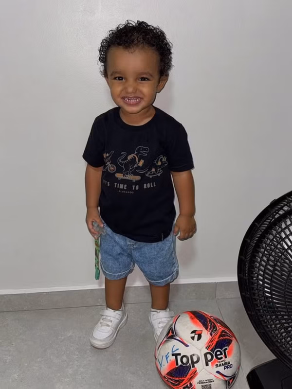 Benício Santos Simões da Silveira, de 2 anos, filho do jogador Gustavo Simões, em foto sorrindo antes do acidente.