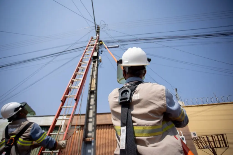 Equipe realiza manutenção na rede elétrica durante serviço programado em Anápolis.