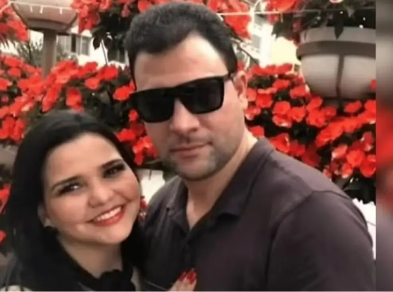 Casal aparece junto em fotografia usada para ilustrar caso de feminicídio no Rio de Janeiro.