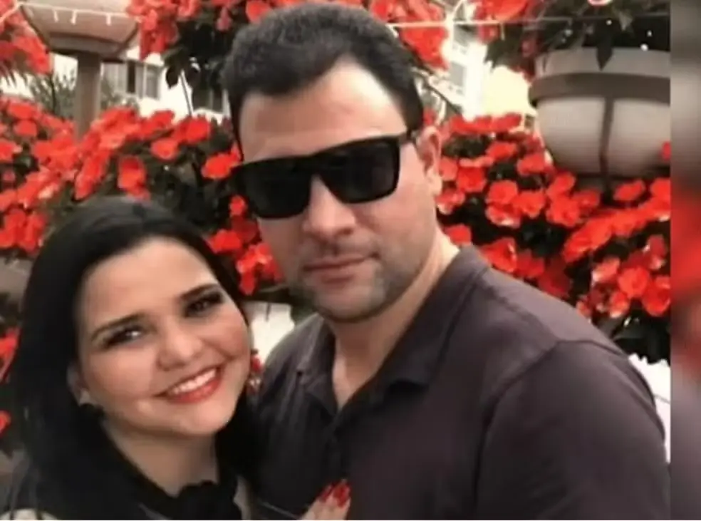 Casal aparece junto em fotografia usada para ilustrar caso de feminicídio no Rio de Janeiro.