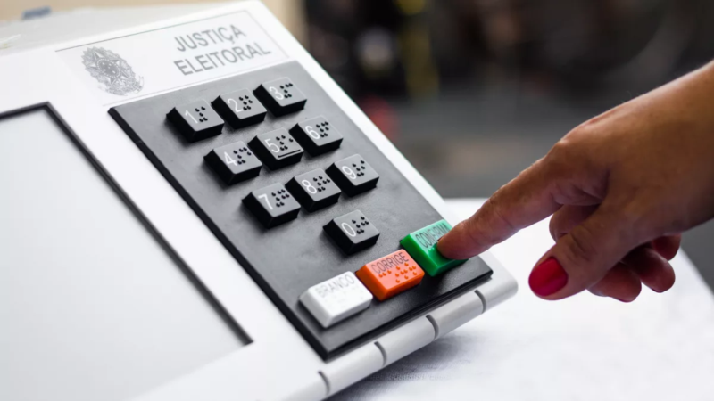 Eleitor confirma voto na urna eletrônica durante processo de votação nas eleições brasileiras. Foto: Reprodução.