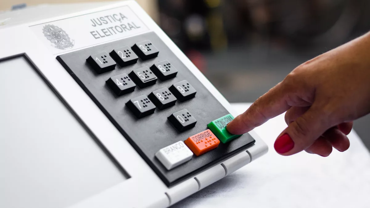Eleitor confirma voto na urna eletrônica durante processo de votação nas eleições brasileiras. Foto: Reprodução.