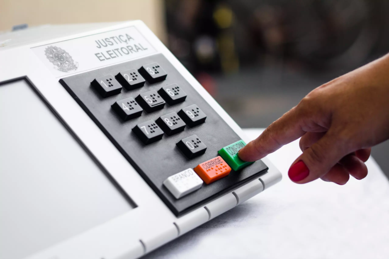 Urna eletrônica durante votação nas eleições brasileiras