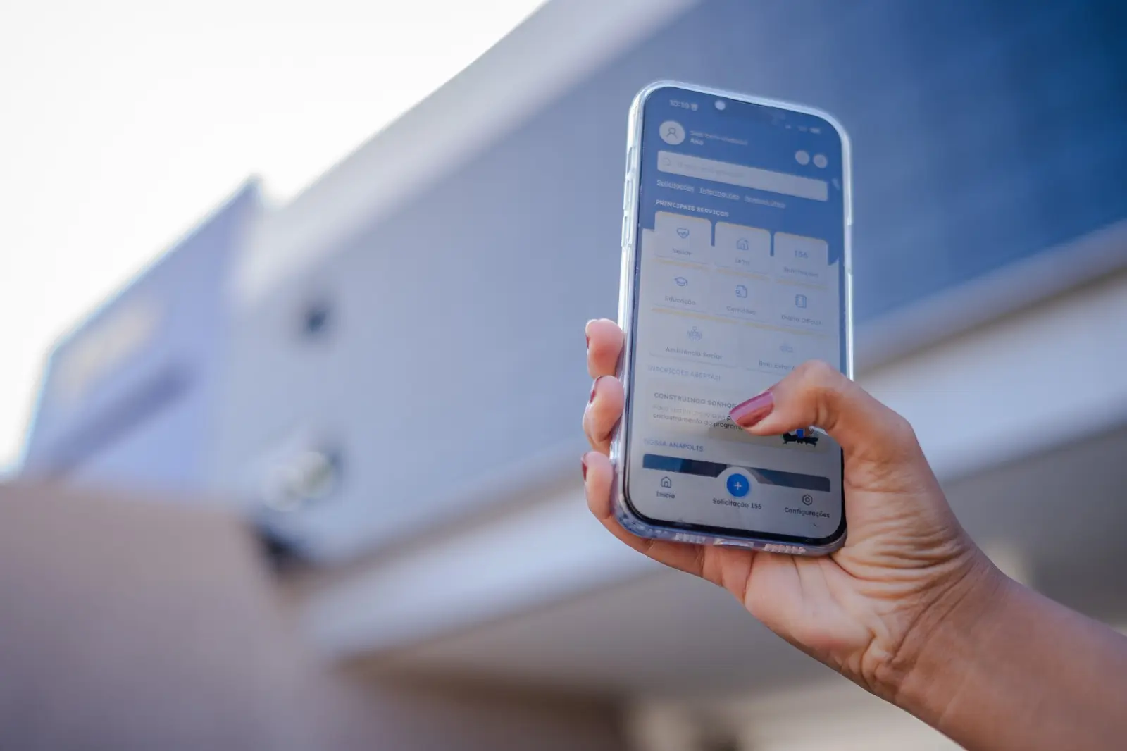 Aplicativo Conecta Anápolis aberto em um celular com serviços públicos municipais disponíveis para moradores de Anápolis.