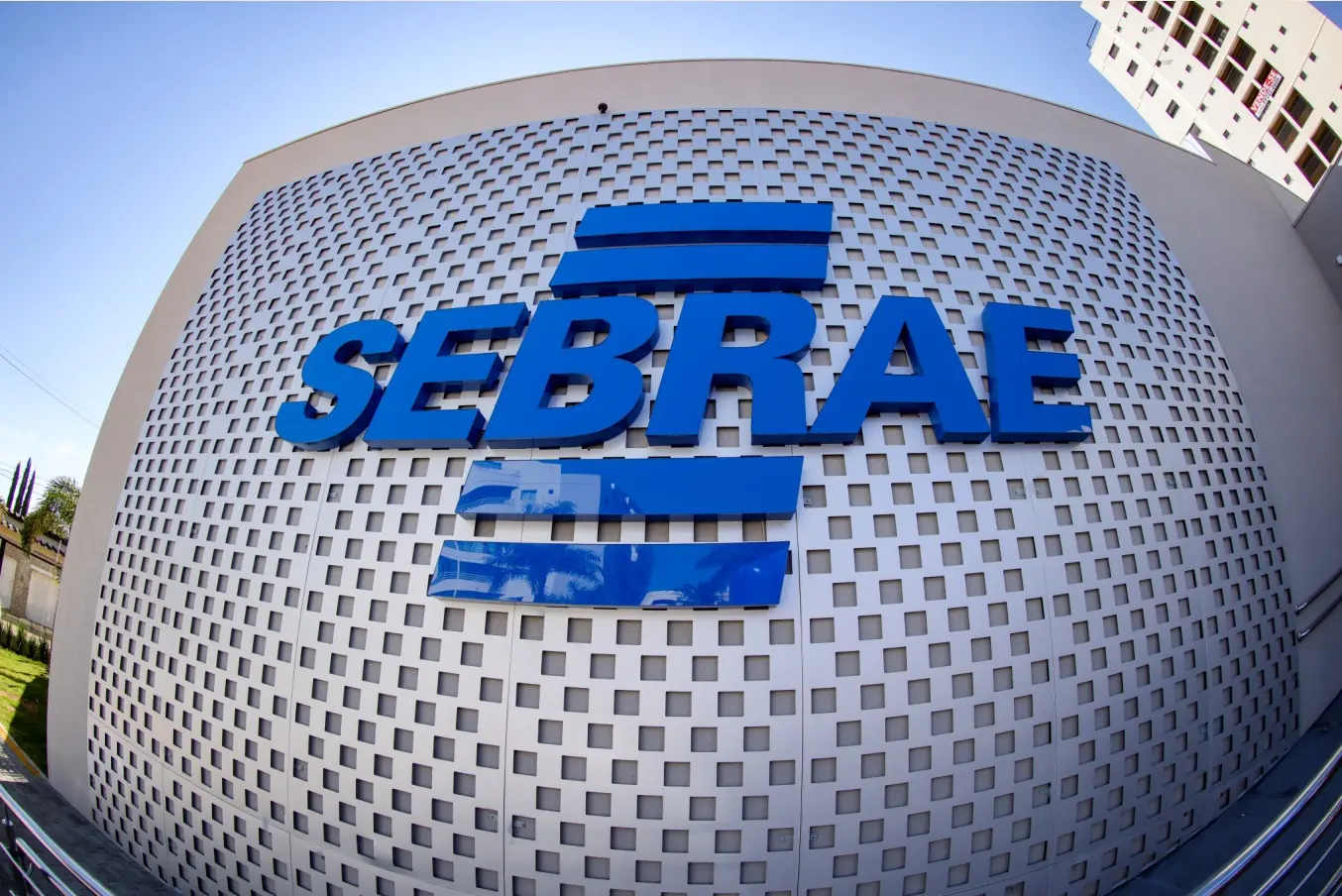 Fachada do Sebrae, que oferece capacitações gratuitas para empreendedores em Anápolis, Pirenópolis e Cocalzinho de Goiás.