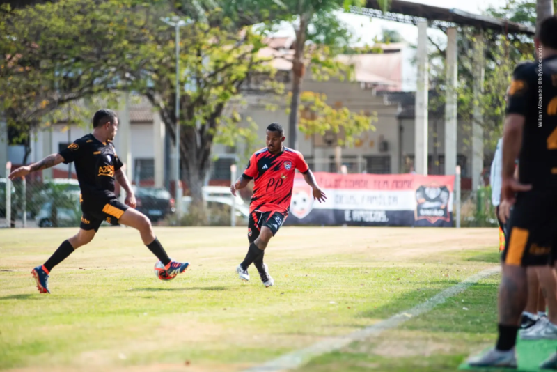 Jogadores disputam partida de futebol amador em campo de Goiás