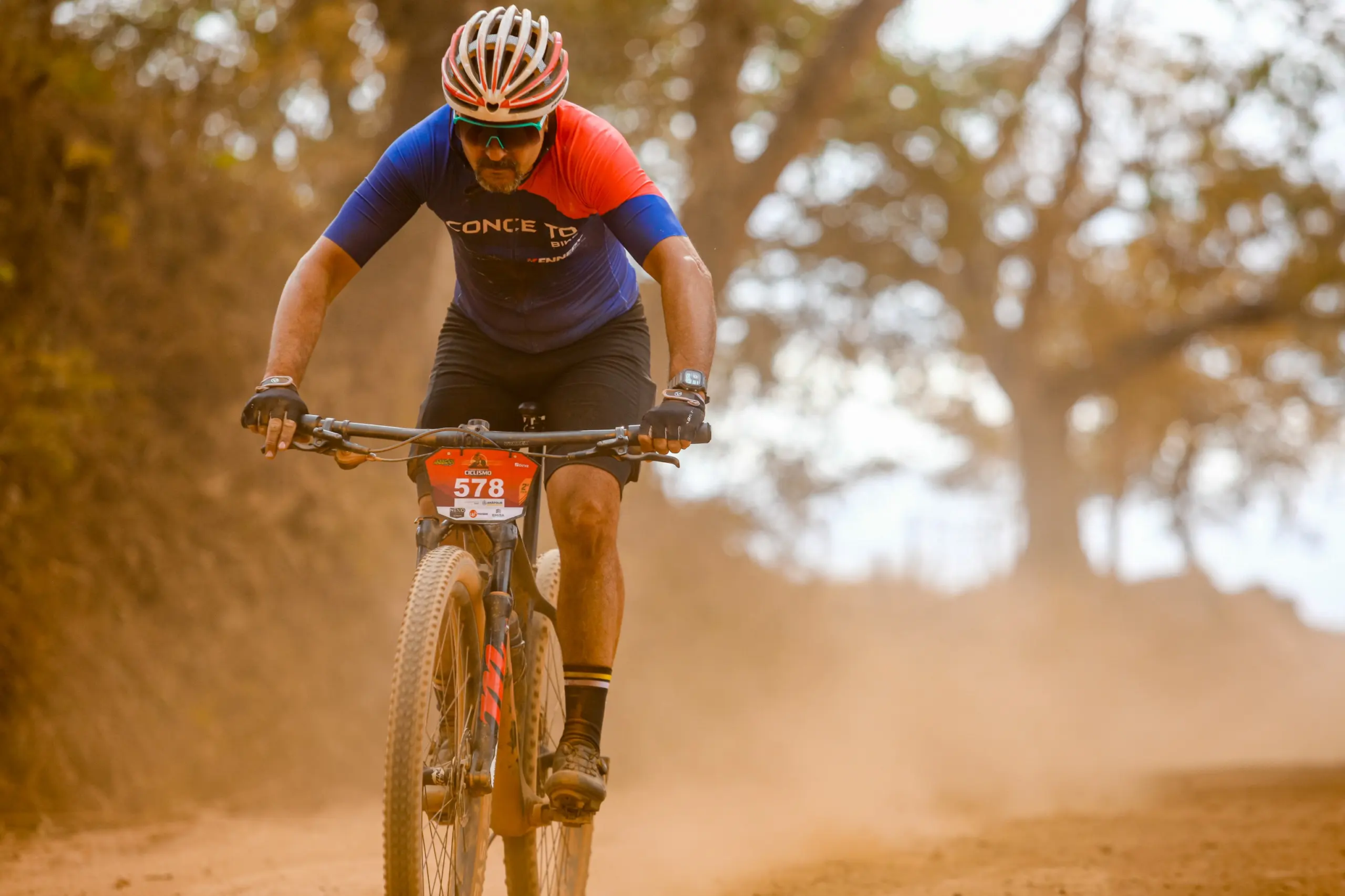 Ciclista participa de prova de mountain bike em Anápolis