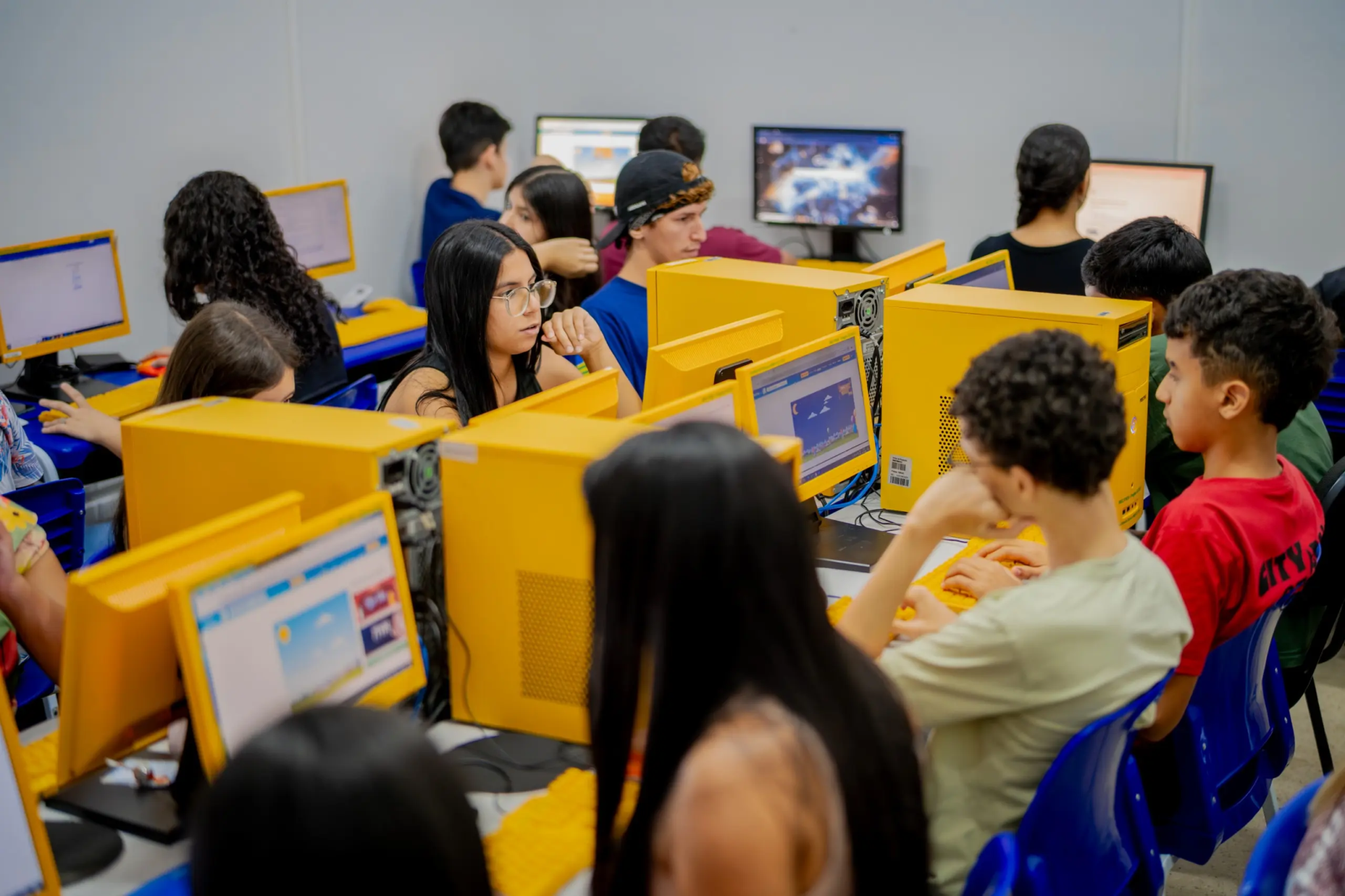 Estudantes utilizam computadores durante atividade de informática em Anápolis.
