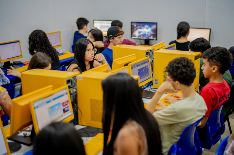 Estudantes utilizam computadores durante atividade de informática em Anápolis.