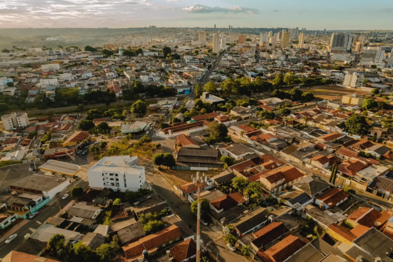 Vista aérea de Anápolis (GO), com imóveis residenciais e comerciais em diferentes regiões da cidade.