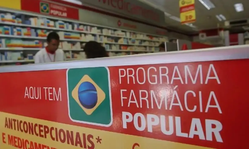 Placa do programa Farmácia Popular em estabelecimento credenciado.