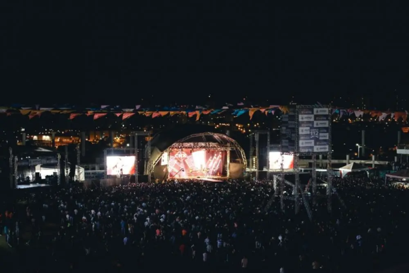 Público acompanha grande evento com palco e shows em Anápolis.