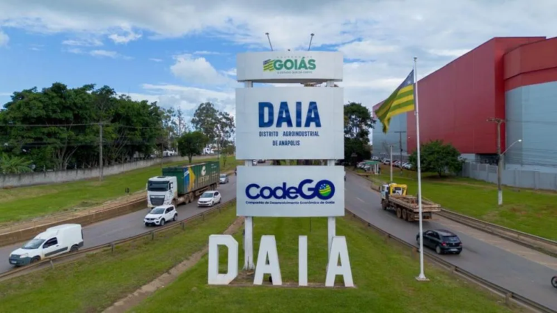 Entrada do Distrito Agroindustrial de Anápolis (Daia), com placas de identificação da Codego e do Governo de Goiás.