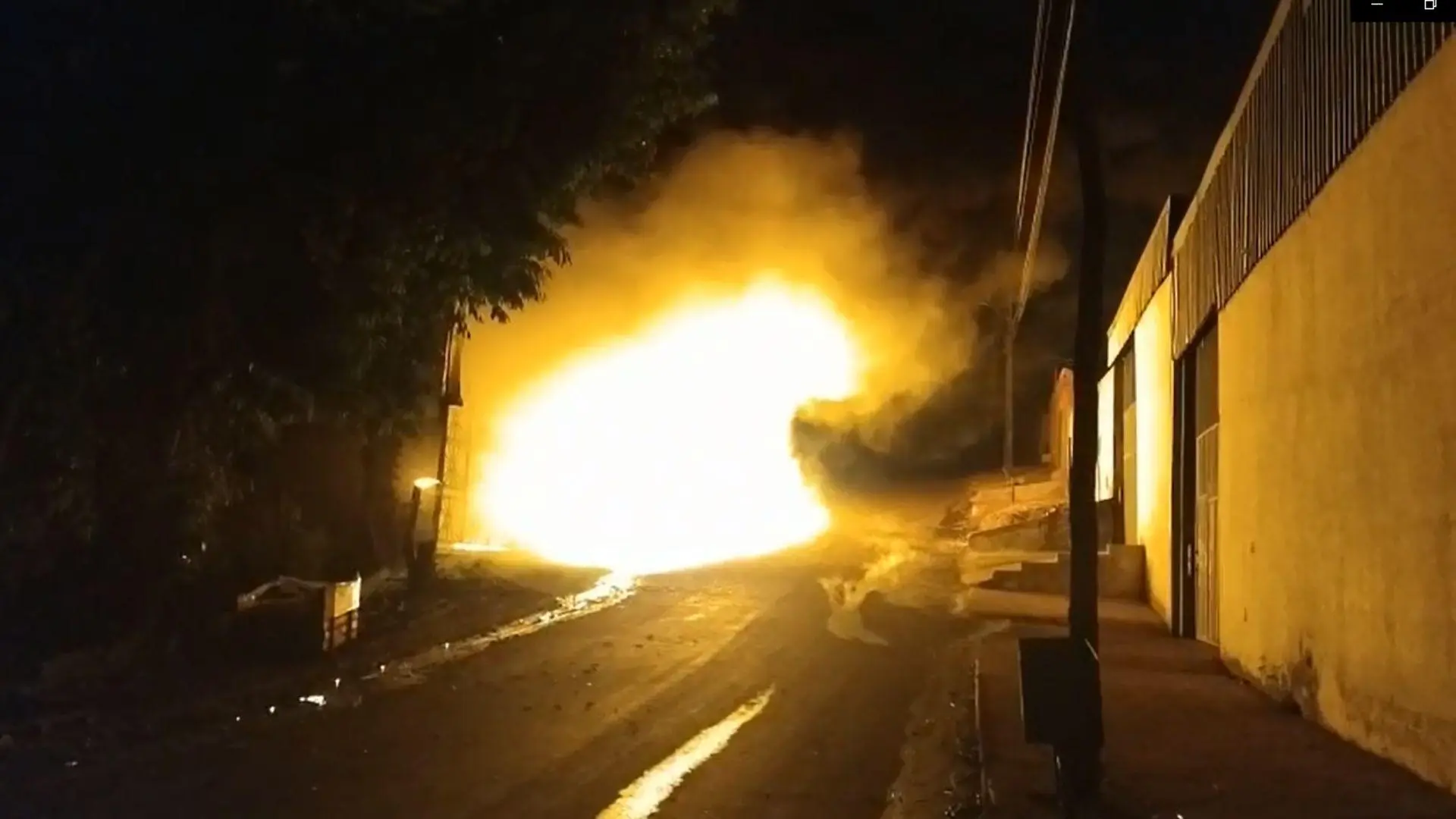 Incêndio atinge depósito de reciclagem durante a madrugada no bairro Industrial Munir Calixto, em Anápolis.