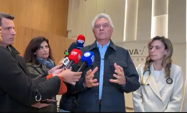 Ronaldo Caiado concede entrevista à imprensa ao lado da médica Ludhmila Hajjar após receber alta hospitalar em São Paulo.