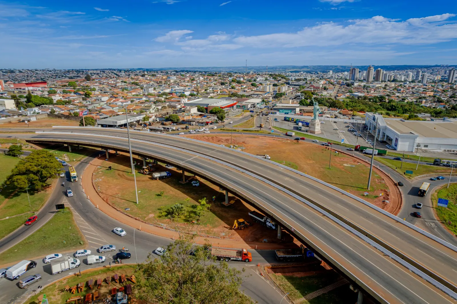 Vista aérea do Trevo da Havan, em Anápolis, com viaduto, alças de acesso e veículos circulando pela região.