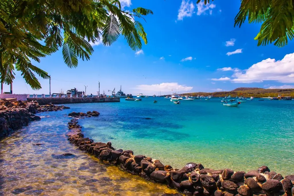 equador_galapagos_credito_shutterstock_699637042_bay-with-a-dock-isla-san-cristobal-island-1-1024x683