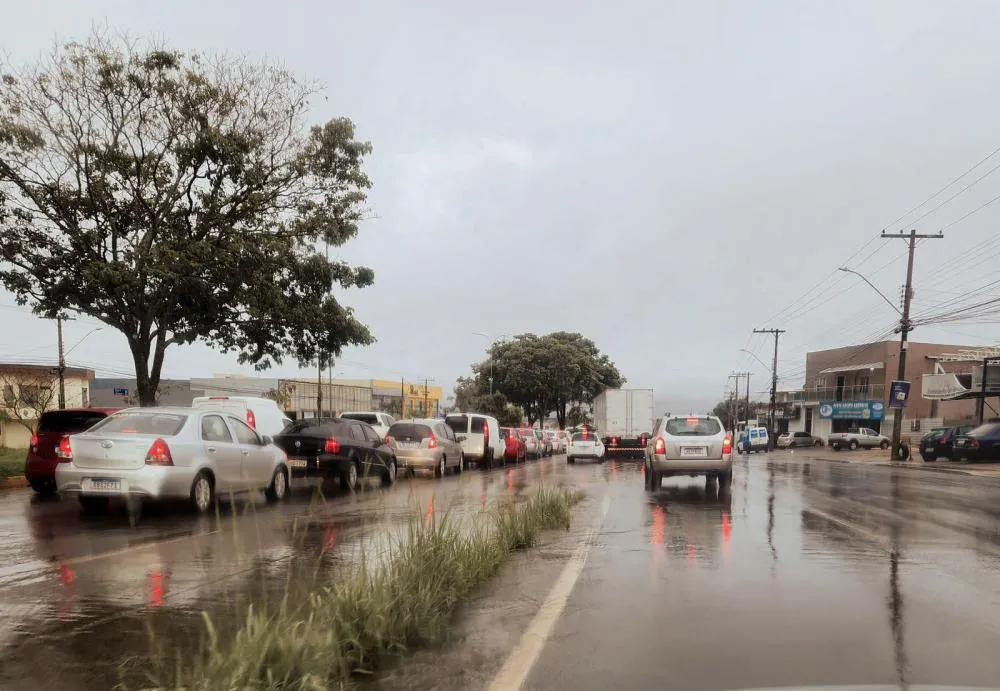 Chuva deixa pista molhada e trânsito intenso em avenida de Anápolis.